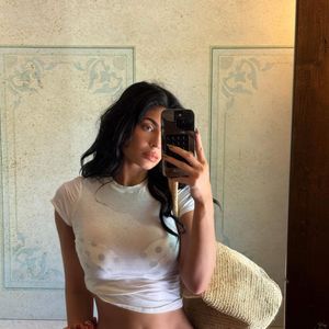 Em fotos com o batom suave, como neste clique, Kylie Jenner ainda mostra os lábios bem definidos