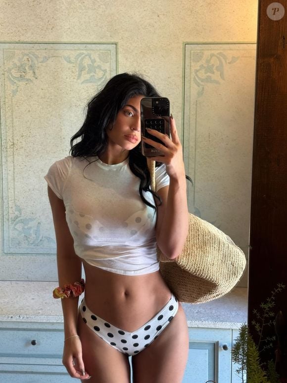 Em fotos com o batom suave, como neste clique, Kylie Jenner ainda mostra os lábios bem definidos