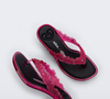 O clássico 'kitten heel', conhecido pelo salto baixo, ganha uma versão divertida e nostálgica na nova sandália Jelly da collab entre Melissa e Powerpuff Girls