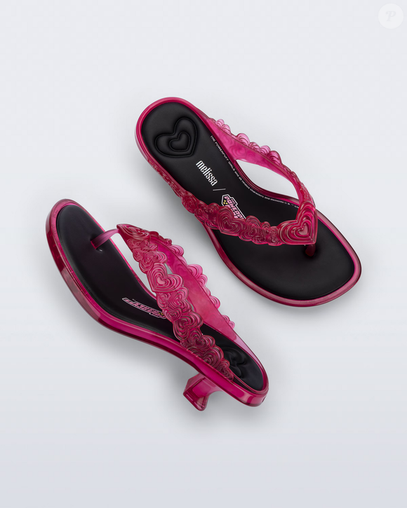 O clássico 'kitten heel', conhecido pelo salto baixo, ganha uma versão divertida e nostálgica na nova sandália Jelly da collab entre Melissa e Powerpuff Girls