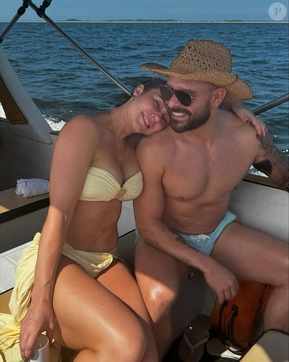Paolla Oliveira exibe boa forma ao lado de Diogo Nogueira