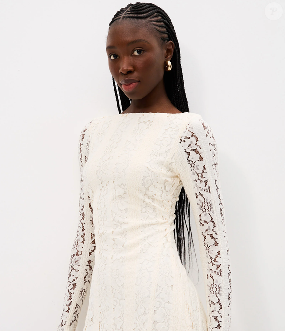 Com renda como material principal, o vestido off white da Renner combina mangas longas, comprimento curto e modelagem ajustada em uma proposta delicada para celebrações