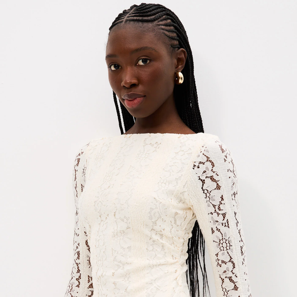 Com renda como material principal, o vestido off white da Renner combina mangas longas, comprimento curto e modelagem ajustada em uma proposta delicada para celebrações