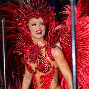 Virgínia Fonseca desfilou com costeiro de 12 kg