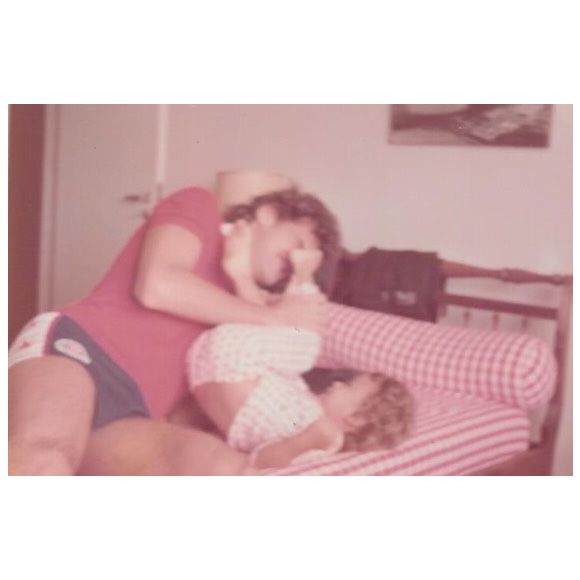 Apresentador do BBB 26 compartilhou fotos raras com o irmão após confirmar a morte do ex-atleta