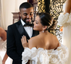 Vestido de noiva sereia com capa de flores bordada em musseline de seda: noiva de Davi Brito, Emilly Araújo aposta no romantismo em look de ensaio pré-wedding do casal; fotos