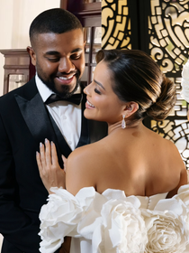 Vestido de noiva sereia com capa de flores bordada em musseline de seda: noiva de Davi Brito, Emilly Araújo aposta no romantismo em look de ensaio pré-wedding do casal; fotos