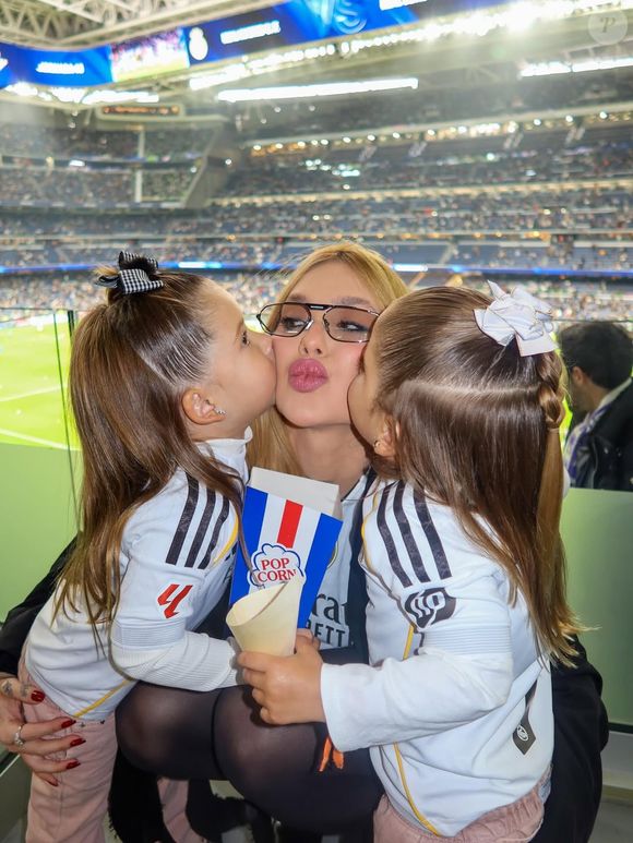 Virgínia Fonseca ganhou beijo das filhos, Maria Alice e Maria Flor, em jogo do Real Madrid na primeira partida do time em 2026 pelo Campeonato Espanhol