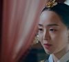 'Sr. Rainha' causou pelo fato do autor do romance original, que é chinês, ter feito comentários depreciativos sobre a Coreia do Sul. O dorama também exibiu cenas que zombavam de registros históricos e rituais sagrados