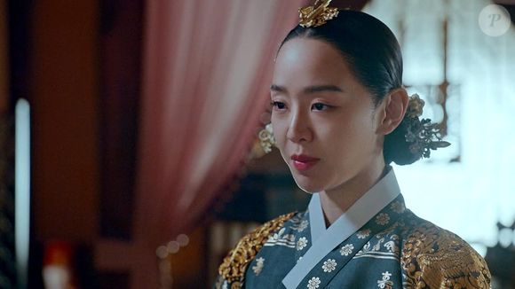 'Sr. Rainha' causou pelo fato do autor do romance original, que é chinês, ter feito comentários depreciativos sobre a Coreia do Sul. O dorama também exibiu cenas que zombavam de registros históricos e rituais sagrados