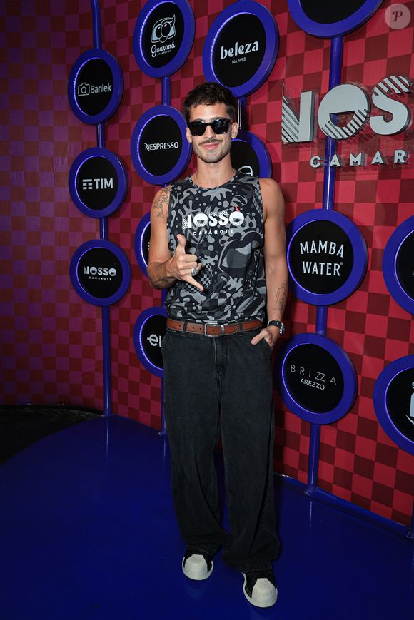 Desfile das Campeãs 2025: de óculos escuros, João Guilherme apostou em uma calça wide leg com abadá para a folia