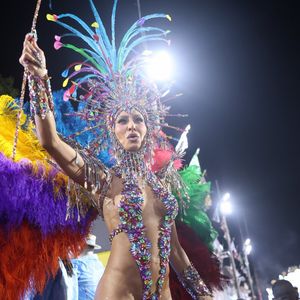 Sabrina Sato escolheu um body ultracavado para desfilar na Vila Isabel