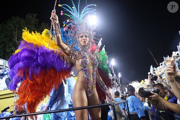 Sabrina Sato escolheu um body ultracavado para desfilar na Vila Isabel