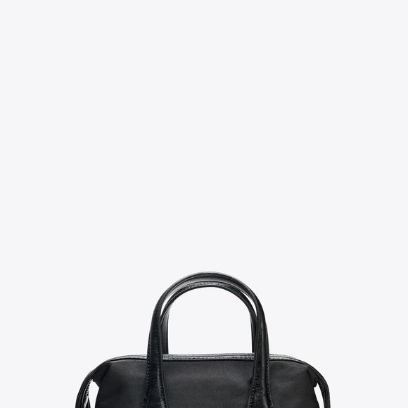 Compacta, prática e fácil de combinar, a Bolsa Mini City Nylon da Zara está com 40% de desconto e passou de R$ 199 para R$ 119,40, tornando-se um dos acessórios mais interessantes da promoção