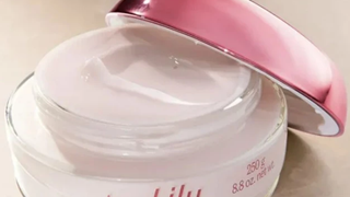 Por que comprar o creme acetinado desodorante hidratante corporal Love Lily?