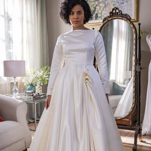 Em 'Vale Tudo', Maria de Fátima (Bella Campos) teve o seu primeiro vestido de noiva rasgado.