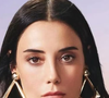 Cansu Dere, a protagonista Zeynep começou sua carreira como modelo e foi Miss Turquia. A estrela da novela é formada em arqueologia pela Universidade de Istambul.
