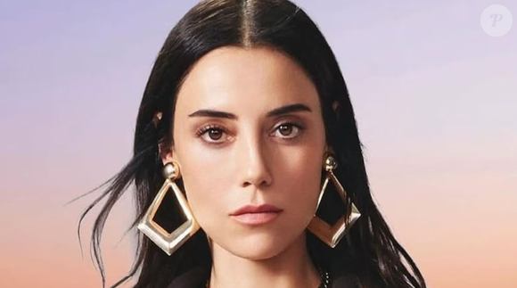Cansu Dere, a protagonista Zeynep começou sua carreira como modelo e foi Miss Turquia. A estrela da novela é formada em arqueologia pela Universidade de Istambul.
