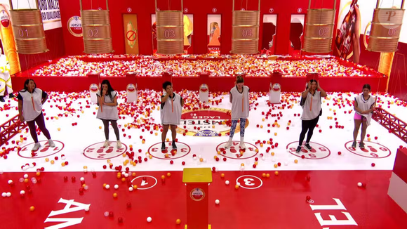 A prova exigiu atenção e sorte. Jordana levou a melhor ao encontrar o porta-copos correto que abria a janela, superando Ana Paula e Marciele na disputa