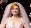 Aldeíde (Karine Teles) usa vestido saído de um conto infantil, em 'Vale Tudo'. "O vestido tem uma mistura de branco, que é a cor tradicional das noivas, com rosa, que é a cor que a Aldeíde ama", diz a figurinista Marie Salles.