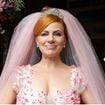Nem branco, nem off-white: em 'Vale Tudo', Aldeíde usa vestido de noiva romântico e extravagante em casamento; look tem coroa customizada do Saara