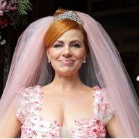 Nem branco, nem off-white: em 'Vale Tudo', Aldeíde usa vestido de noiva romântico e extravagante em casamento; look tem coroa customizada do Saara