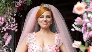 Nem branco, nem off-white: em 'Vale Tudo', Aldeíde usa vestido de noiva romântico e extravagante em casamento; look tem coroa customizada do Saara