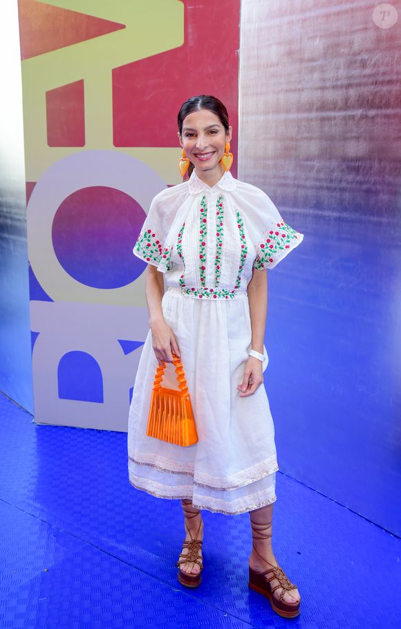 Rio Fashion Week 2026: Michelle Batista usou um vestido branco rodado com detalhes florais
