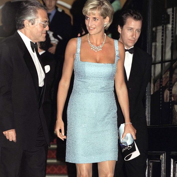 Além do icônico minivestido azul-claro bordado, Princesa Diana também causou com o cabelo pixie arrumado em um evento de balé de “Swan Lake”, em Londres