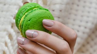 Esmalte bege no inverno: como apostar na elegância discreta para unhas sofisticadas? Veja dicas e 4 opções baratinhas!
