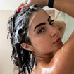 Miriam Arenas, farmacêutica: 'Se você usar um shampoo com agentes de limpeza potentes em um couro cabeludo seco, isso pode causar irritação, coceira ou até mesmo descamação’