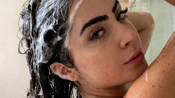 Miriam Arenas, farmacêutica: 'Se você usar um shampoo com agentes de limpeza potentes em um couro cabeludo seco, isso pode causar irritação, coceira ou até mesmo descamação’