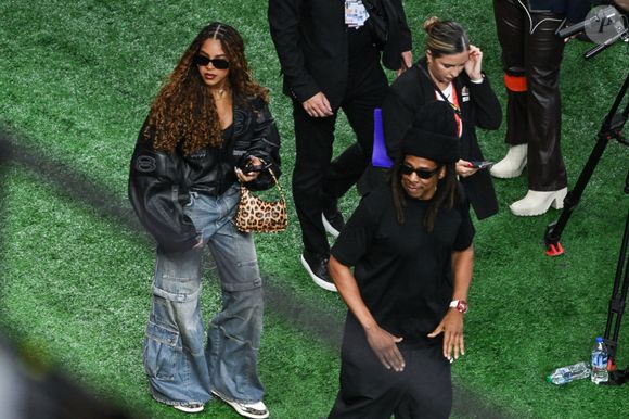 Aos 13 anos, ela se tornou referência de estilo e personalidade que desafia os padrões tradicionais da moda infantil e adolescente.