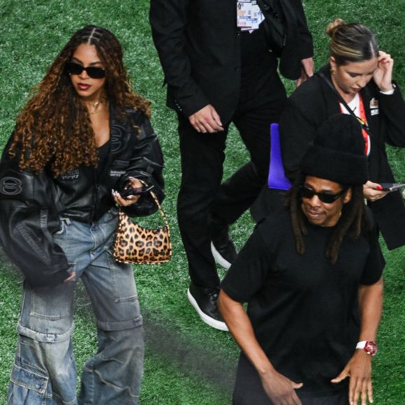 Aos 13 anos, ela se tornou referência de estilo e personalidade que desafia os padrões tradicionais da moda infantil e adolescente.