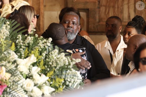 Velório de Preta Gil: Thiaguinho chora muito e é consolado por Péricles no adeus à cantora
