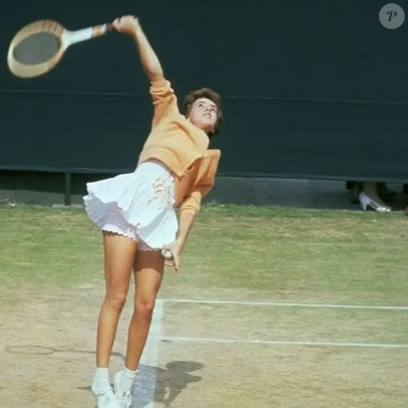 Em 1962, Maria Esther Bueno escandalizou Wimbledon ao usar uma calcinha rosa abaixo de um vestido branco. O detalhe, que hoje pode parecer pequeno, provocou repercussão em uma instituição marcada pelo conservadorismo.