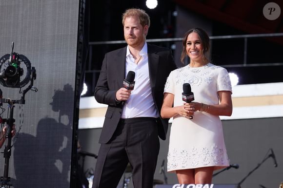 Poucas horas após as comemorações, Meghan compartilhou em seu Instagram fotos do aniversário. Nas imagens, surge com o vestido Valentino que usou em setembro de 2021, no Global Citizen Live, em Nova York. Quase quatro anos depois, a peça continua impecável