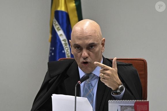 Alexandre de Moraes, ministro do Supremo Tribunal Federal (STF), determinou proibições duras ao ex-presidente Jair Bolsonaro nesta sexta-feira (18)