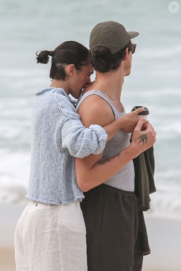 O namoro de Bruna Marquezine e Shawn Mendes ganhou novos flagras repletos de romance