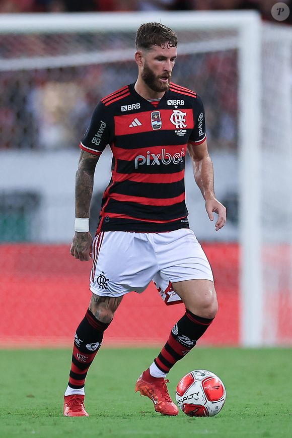 Ex de Léo Pereira, do Flamengo, Tainá Castro negou ter curtido post polêmico sobre a volta de Éder Militão aos gramados em suposta alfinetada ao zagueiro do time do Rio: 'Esse sim tem nível de seleção, não outros aí que se dizem bons'