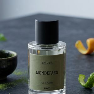 Segundo o Steal The Look, Kyoto é a primeira fragrância criada pela Mondepars, com laranja amarga e bergamota na saída, matcha, figo e cassis no coração e cedro e coco na base