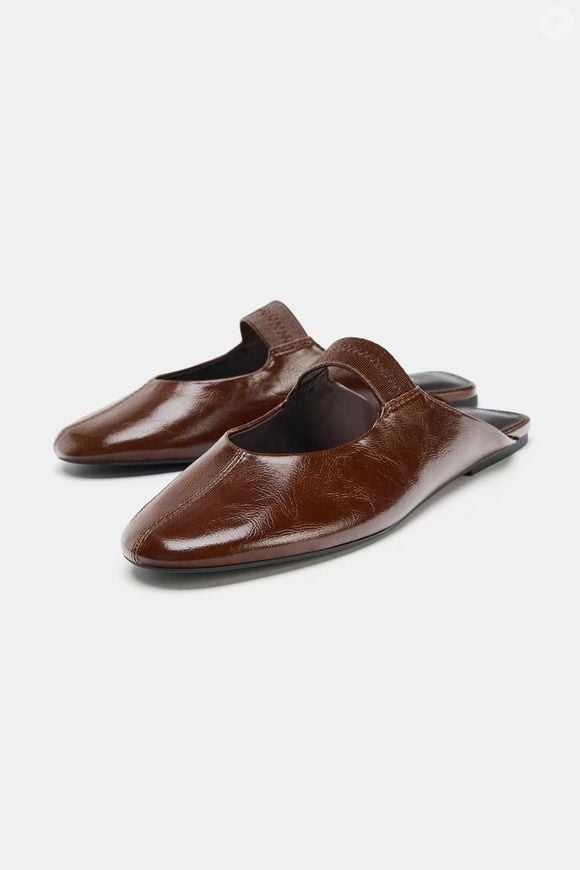 Para arrematar os cinco vestidos, basta uma peça-chave: sapatilhas em tom amêndoa com salto baixo no estilo mule, elegantes na medida certa e alinhadas à estética do 'luxo silencioso'