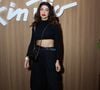 Nanda Marques escolheu um look all black com cropped de gola alta, calça ampla, botas de cano alto e bolsa transversal
