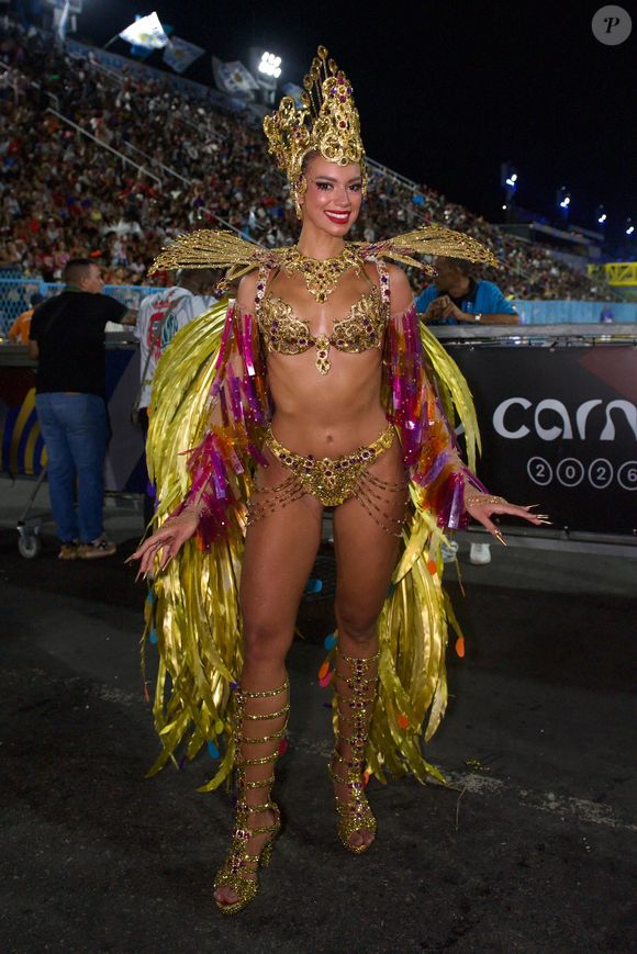 Ex-BBB Alane Dias desfilou pela Grande Rio com uma fantasia com penas colorias nas costas e braços