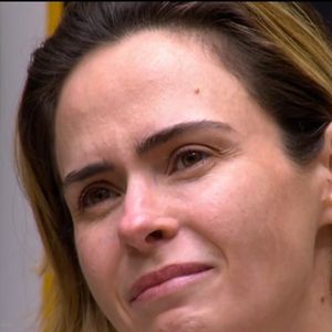 Neste sábado (25), Ana Paula Renault foi flagrada na missa de sétimo dia do pai, Gerardo Renault