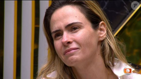 Neste sábado (25), Ana Paula Renault foi flagrada na missa de sétimo dia do pai, Gerardo Renault