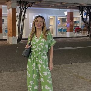 Namorada de Dudu Camargo, de 'A Fazenda 17', Suyane Pessoa com macacão longo verde em passeio