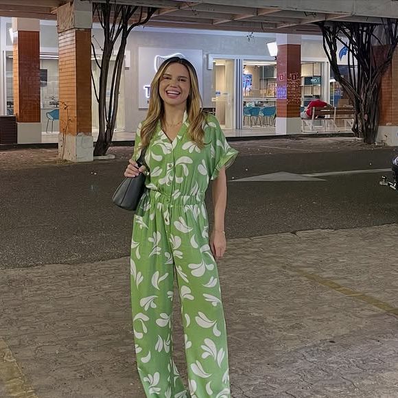 Namorada de Dudu Camargo, de 'A Fazenda 17', Suyane Pessoa com macacão longo verde em passeio