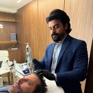 O procedimento introduz vitaminas, minerais e aminoácidos, sem o uso de agulhas, diretamente no couro cabeludo, o que não provoca nenhuma dor