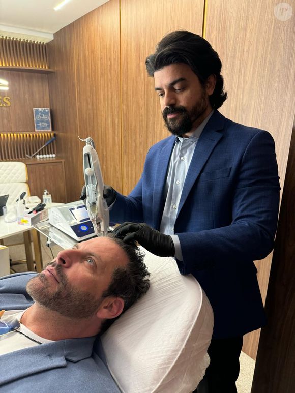 O procedimento introduz vitaminas, minerais e aminoácidos, sem o uso de agulhas, diretamente no couro cabeludo, o que não provoca nenhuma dor